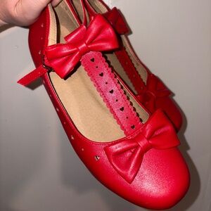 Red bow pumps